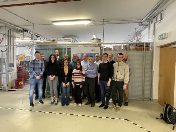 Internationale SIRFN ExpertInnen und TeilnehmerInnen des SIRFN-AIT Workshops "Netzbildende Wechselrichter - Herausforderungen bei der Validierung und Prüfung" beim Besuch der Labor-Demonstration im AIT MicroGrid Labor im März 2024